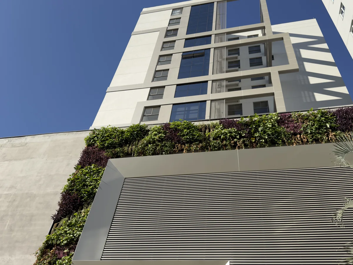 Soul Brava Club, Praia Brava, Itajaí: fachada da torre com jardim vertical
