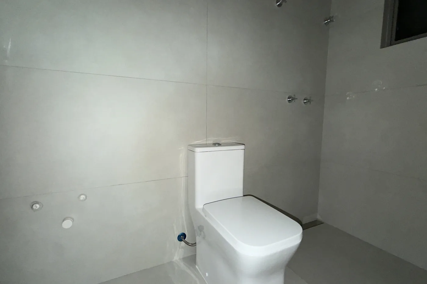 Banheiro do apartamento do Soul Brava Club, revestido em porcelanato