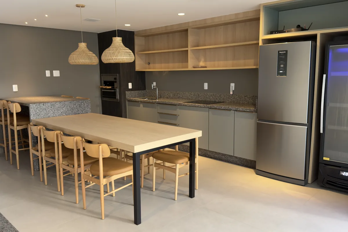 Soul Brava Club: espaço gourmet com mesa longa e cervejeira