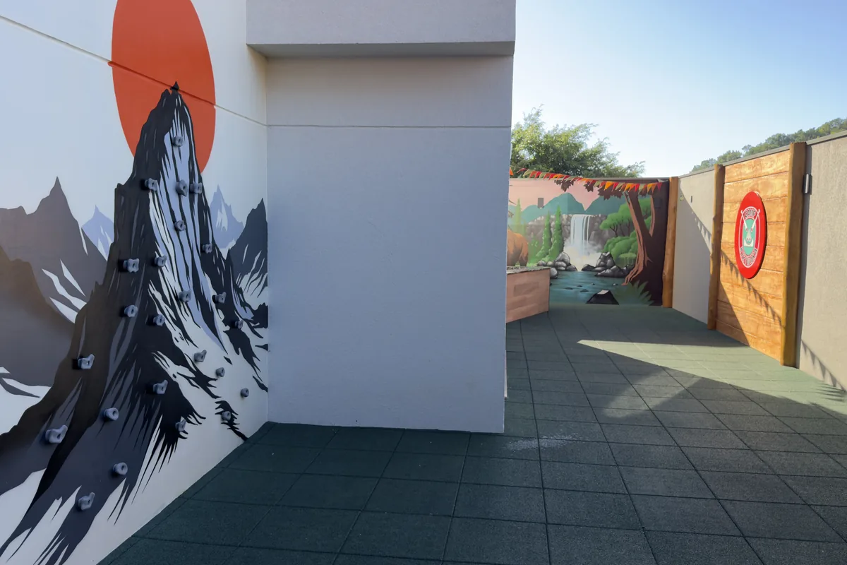 Soul Brava Club: parede de escalada no espaço externo das crianças