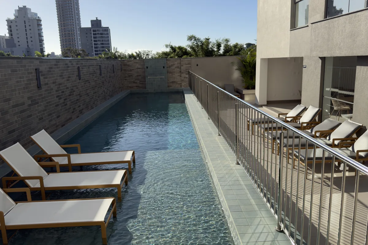 Soul Brava Club: piscina com deck e espreguiçadeiras