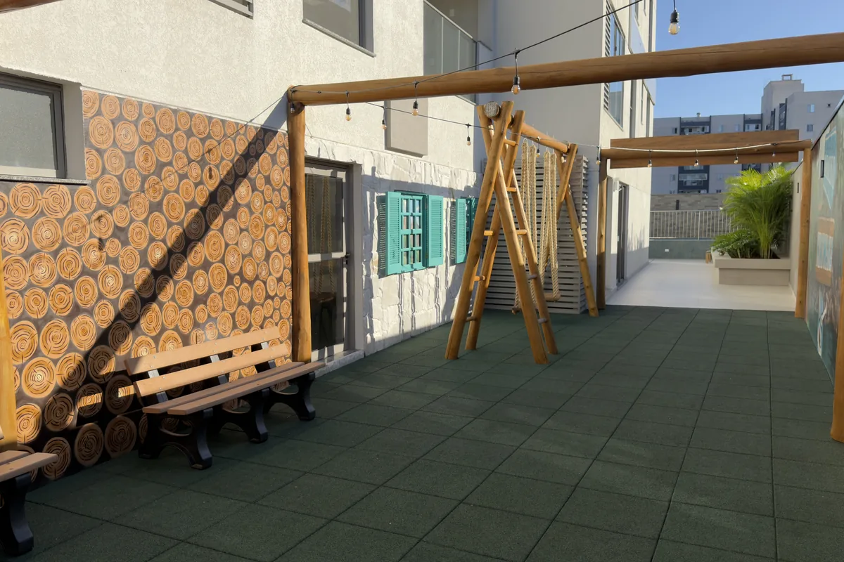 Soul Brava Club: playground com brinquedos de madeira