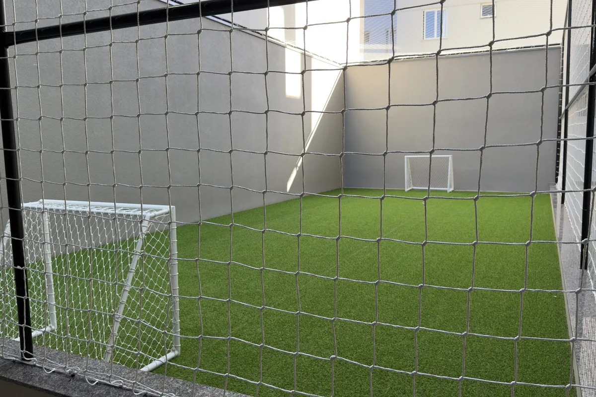 Soul Brava Club: quadra de futebol society coberta, em grama sintética