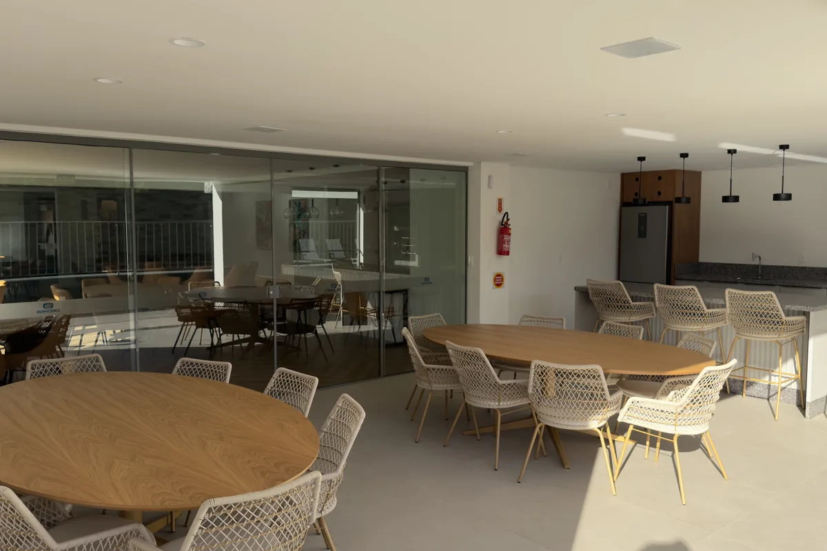 Soul Brava Club: salão gourmet com mesas e vista para o jardim