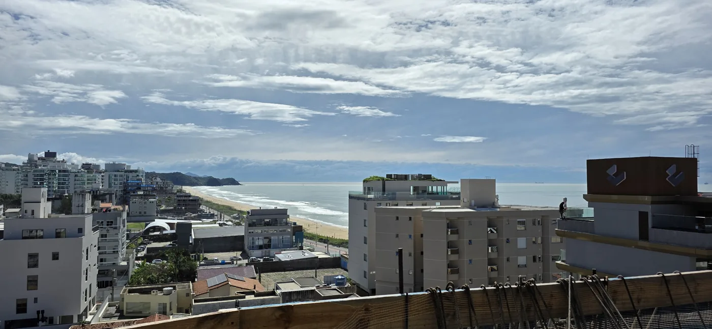 Vista panorâmica da orla da Praia Brava a partir do apartamento no Splendore