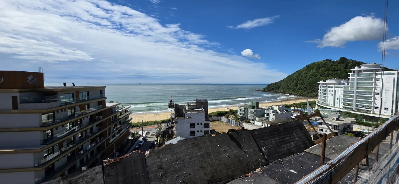 Panorâmica da praia e do mar a partir do apartamento