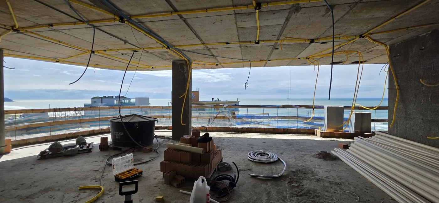 Sala do apartamento com vista para o mar, em obra