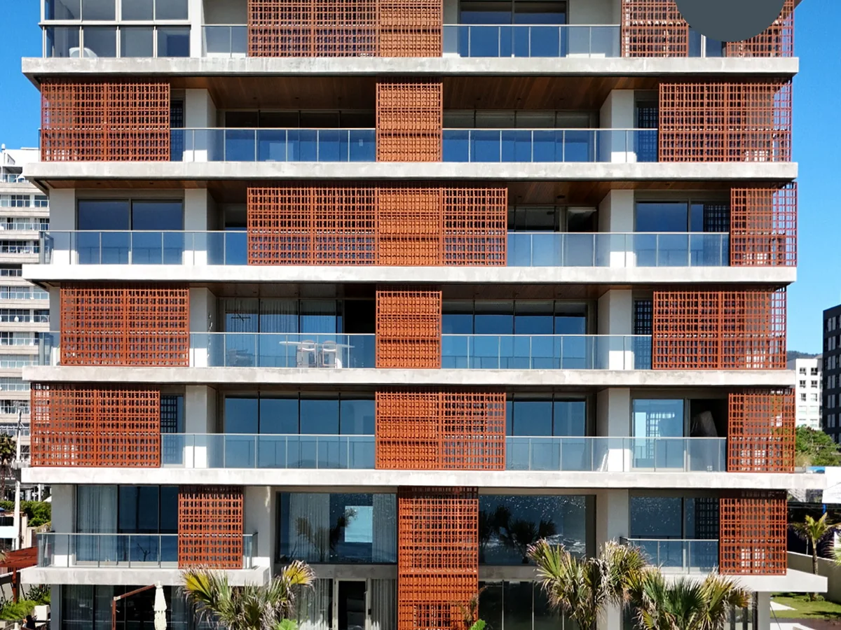 Tirreno Residenziale, Praia Brava, Itajaí: fachada do edifício na Av. José Medeiros Vieira