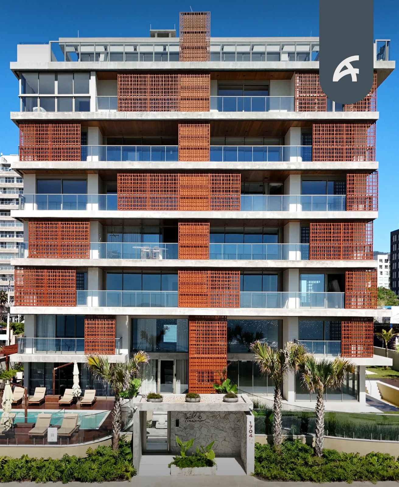 Fachada do Tirreno Residenziale, na orla da Praia Brava, Itajaí