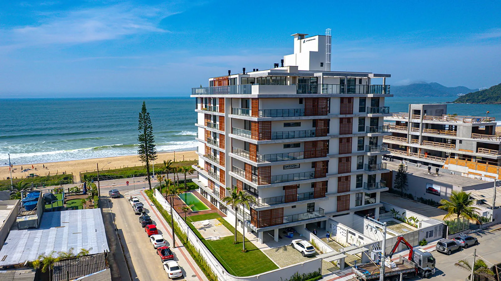 Tirreno Residenziale visto do alto, na primeira linha da Av. José Medeiros Vieira, de frente para a praia