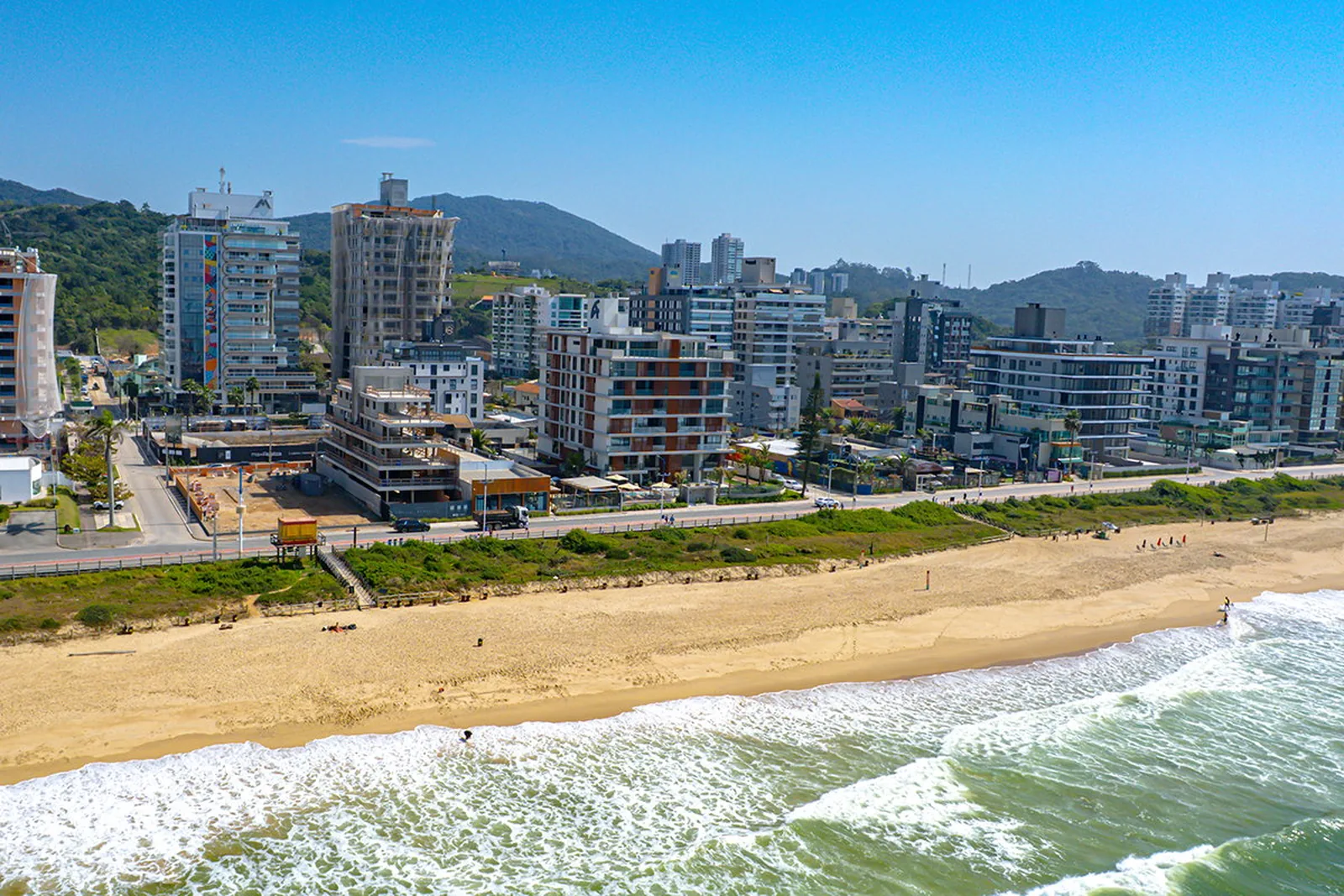 Tirreno Residenziale e a orla da Praia Brava vistos do mar