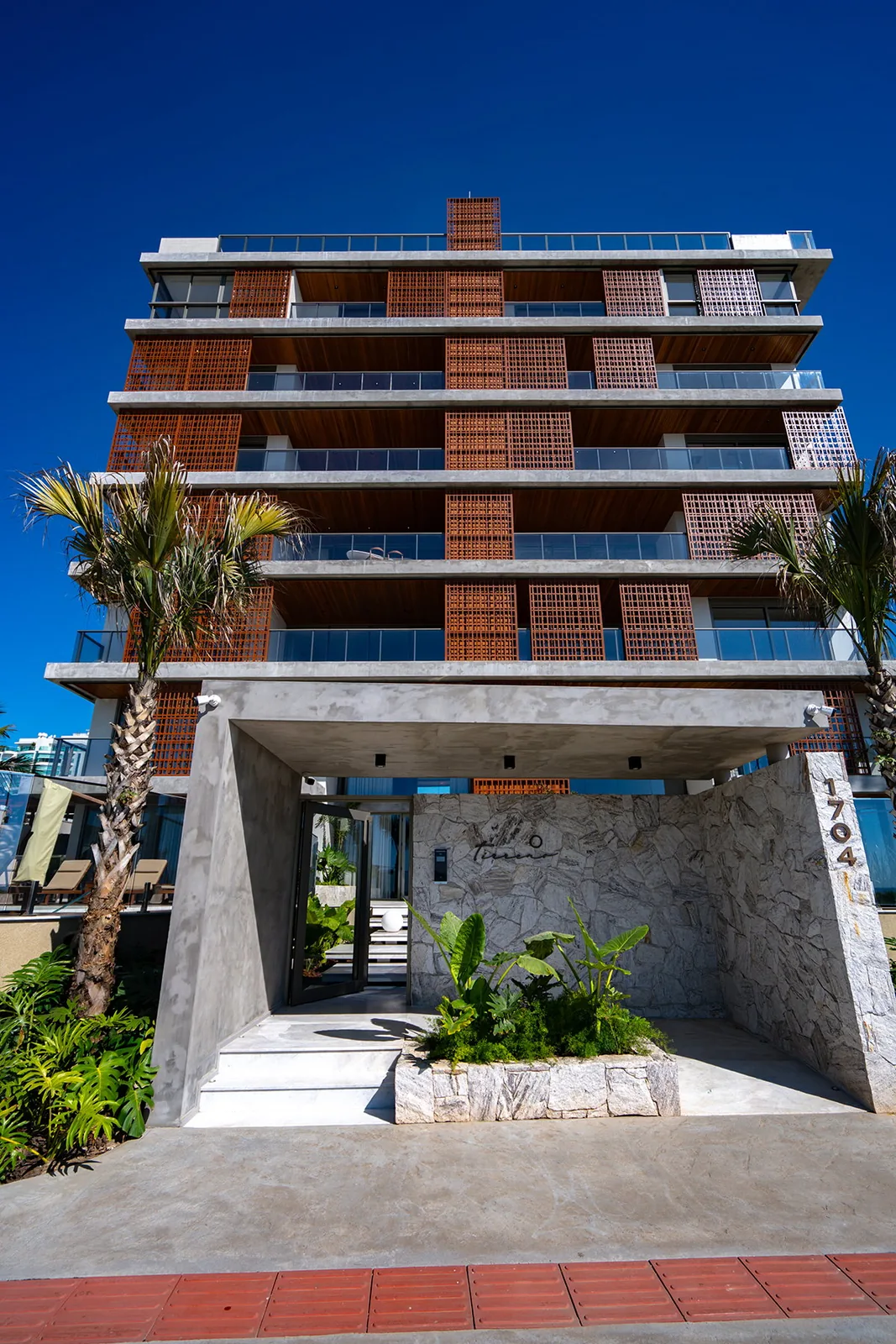 Fachada lateral do Tirreno Residenziale, na Av. José Medeiros Vieira