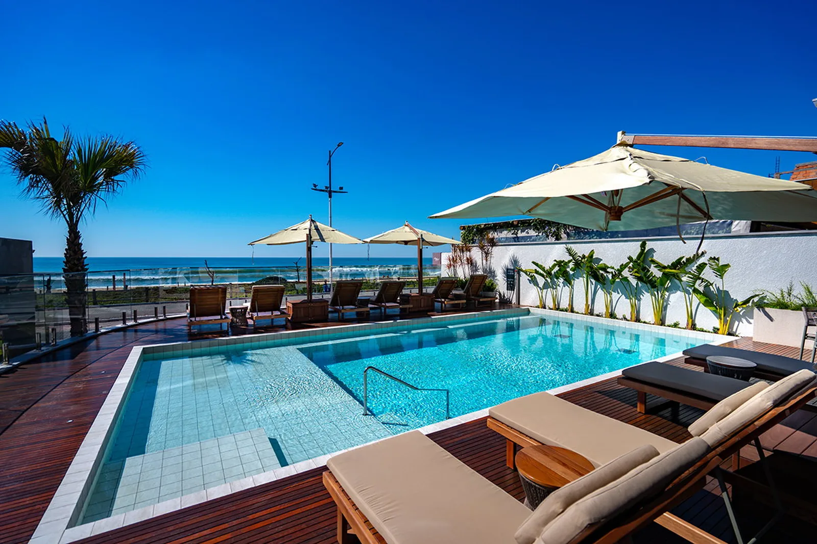 Tirreno: piscina do pavimento de lazer com vista para a Praia Brava