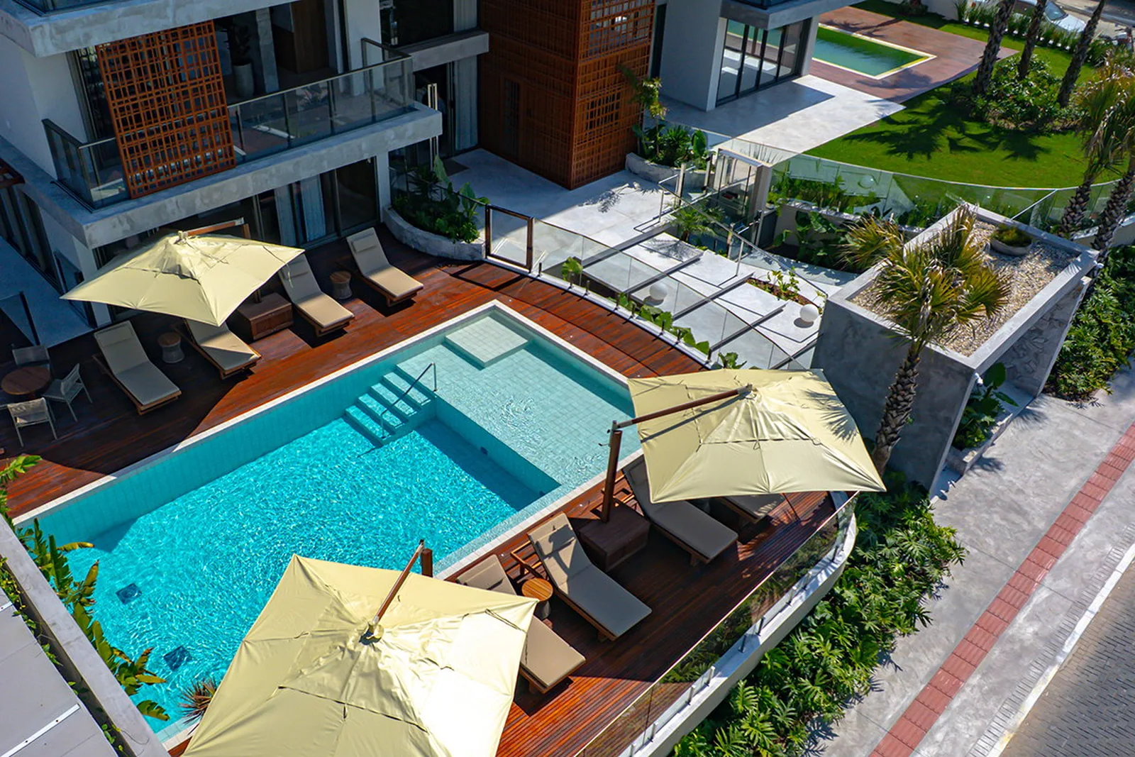 Tirreno: piscina com guarda-sóis e jardim
