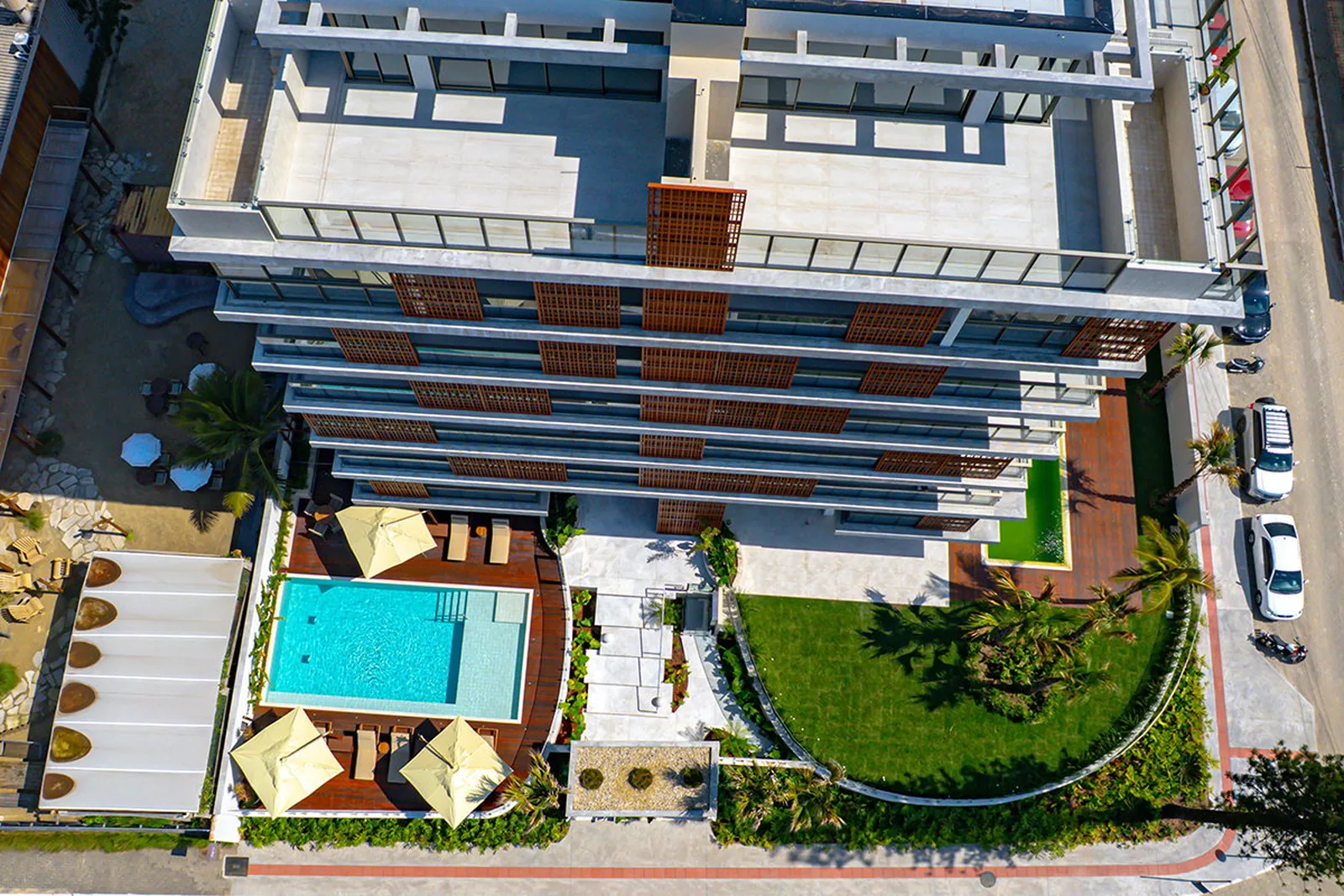 Tirreno: vista aérea da piscina e do deck frente mar