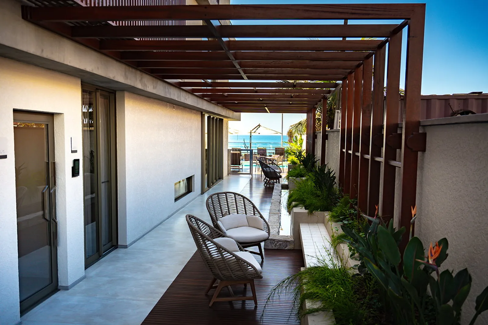 Tirreno: pérgola com poltronas na área externa