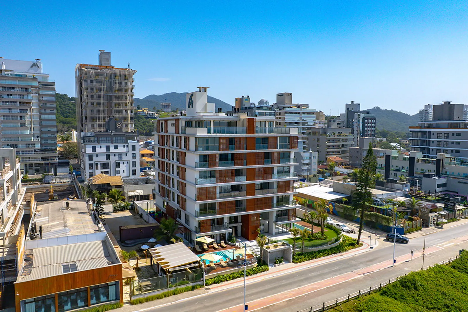 Tirreno Residenziale visto da rua, na esquina da Av. José Medeiros Vieira