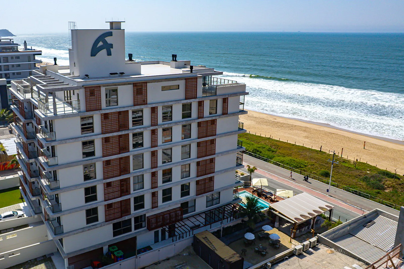 Tirreno Residenziale e a faixa de areia da Praia Brava, vistos do alto