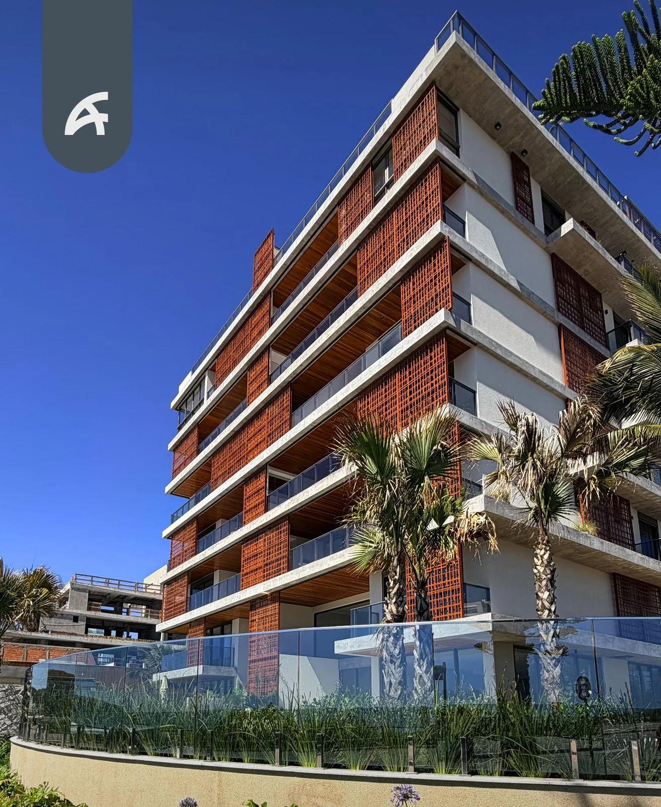 Fachada do Tirreno Residenziale vista de baixo, com as sacadas frente mar