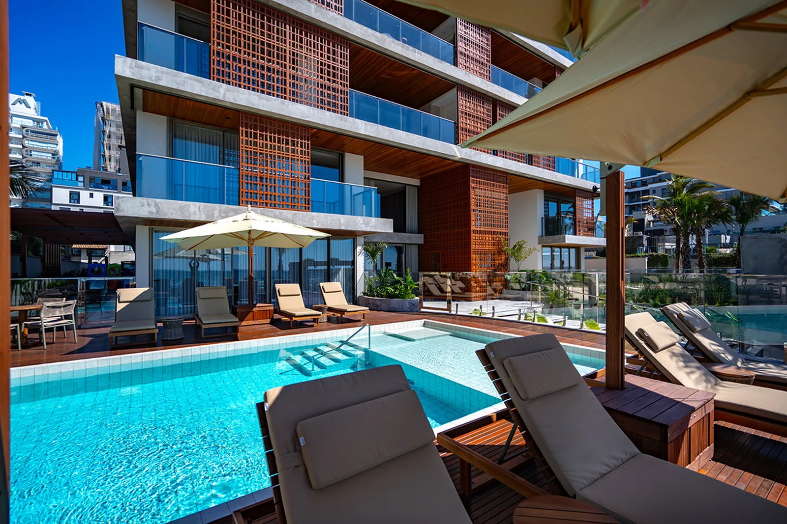 Tirreno: piscina e fachada vistas do deck