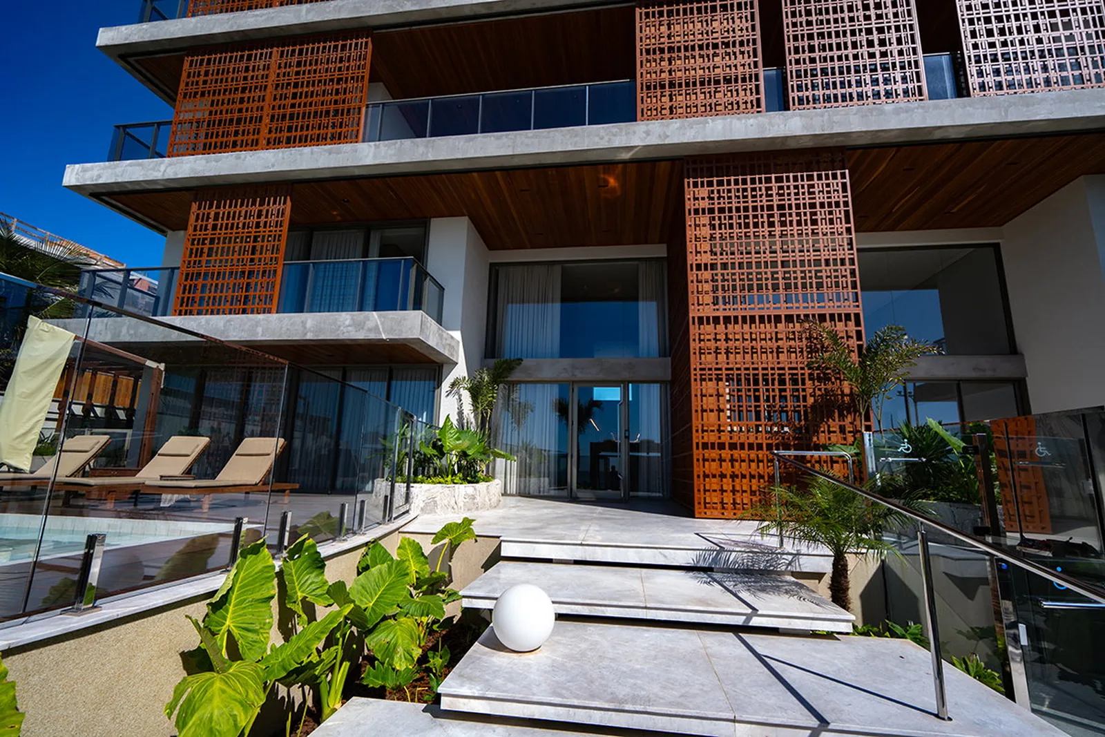 Tirreno: deck externo junto à piscina