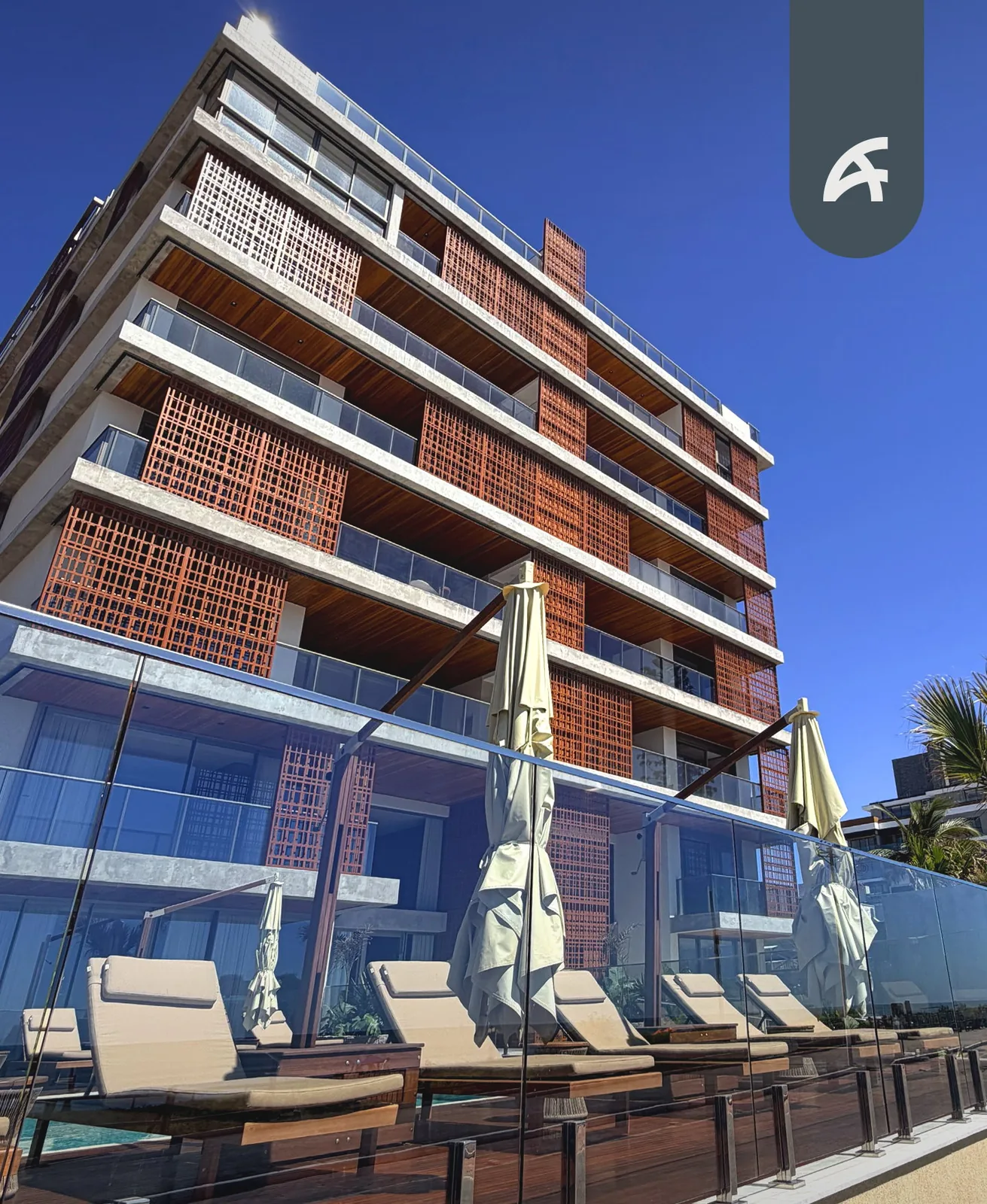 Tirreno: fachada e deck da piscina, de frente para o mar