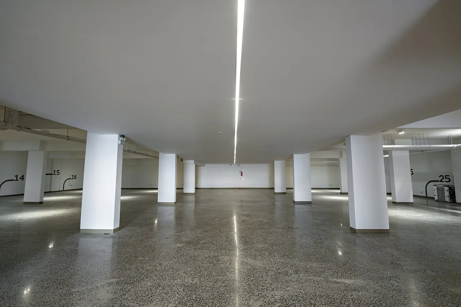 Tirreno: garagem coberta do edifício